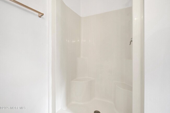 Building Photo - 100 Pine St