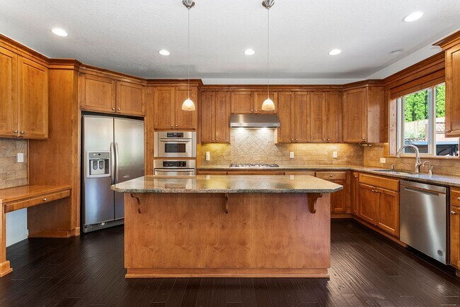 Building Photo - Stunning Large Home with 3 primary bedrooms + Tons of Amenities, Amazing Backyard !