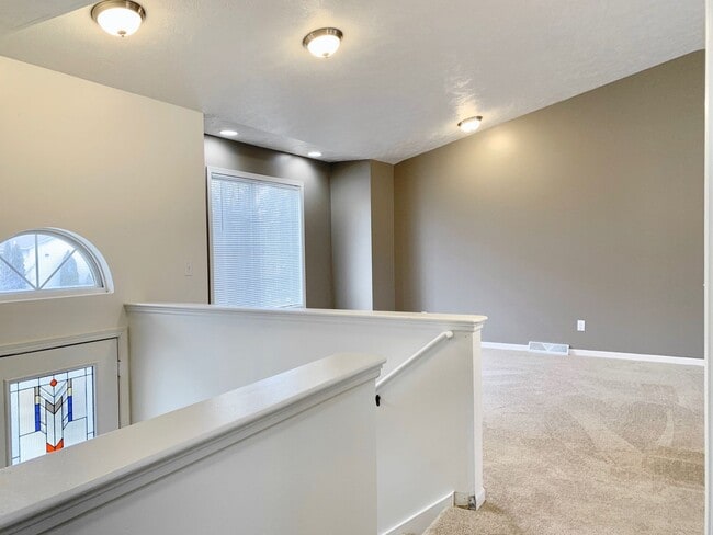 Building Photo - Four Bedroom Home in Kentwood