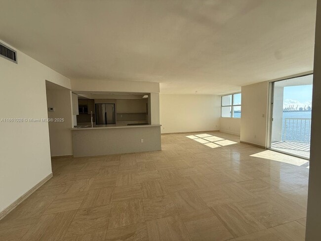 Building Photo - 1420 Brickell Bay Dr