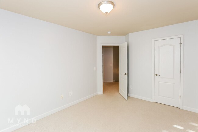 Building Photo - 421 Stowe Rd