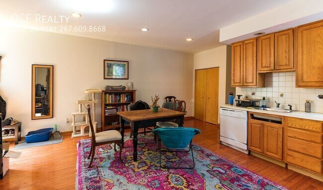 Building Photo - Three Bedroom Graduate Hospital Apartment