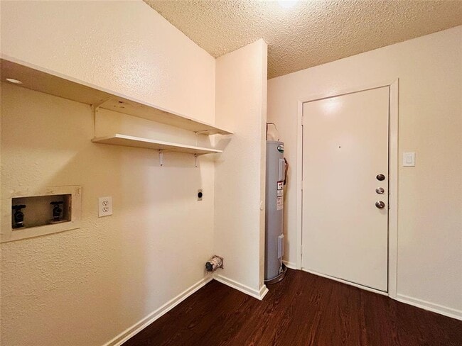 Building Photo - 8802 Pineridge Dr