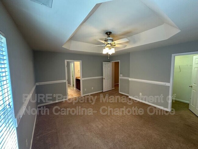 Building Photo - 6033 Queens Walk Ct