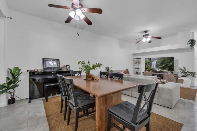 Building Photo - Spacious 3-Bedroom townhome in Kissimmee – Available Now!