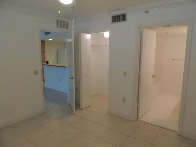 Building Photo - 9905 Westwood Dr