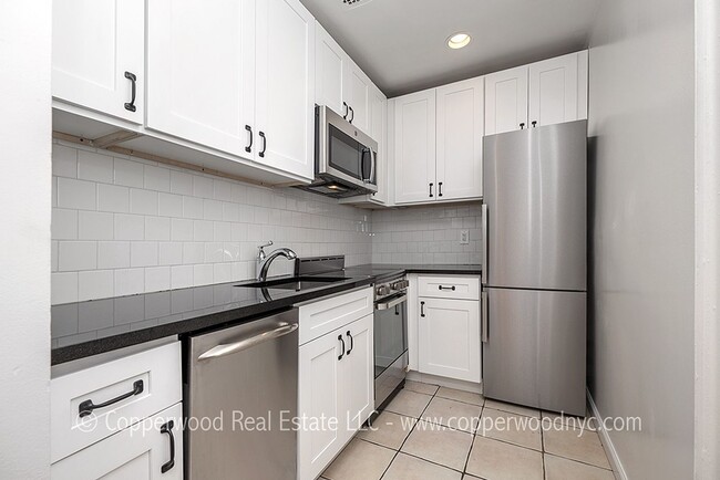 Interior Photo - 315 East 84th St