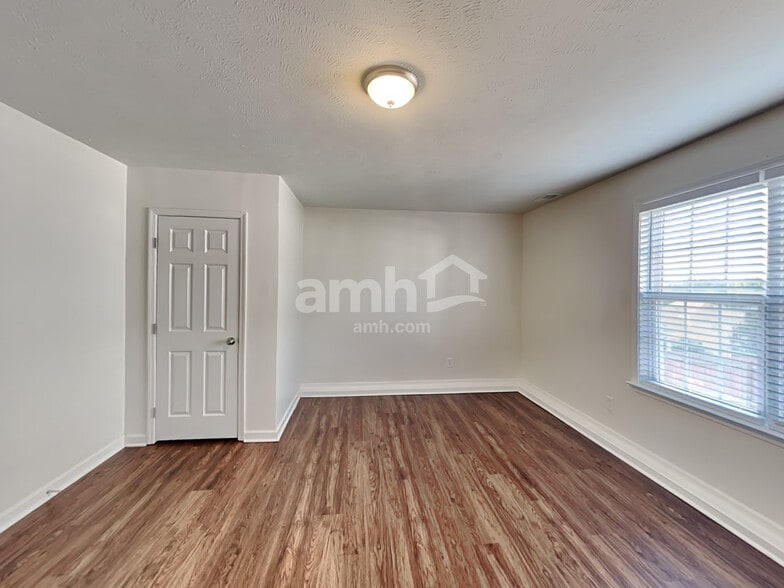 Building Photo - 2114 Debbie Ln