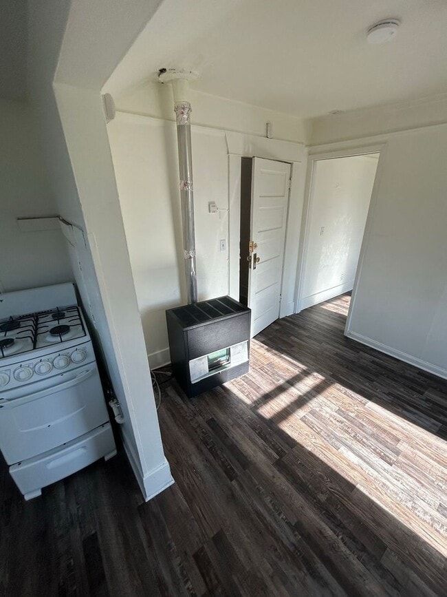 Building Photo - 1014 W 11th Ave