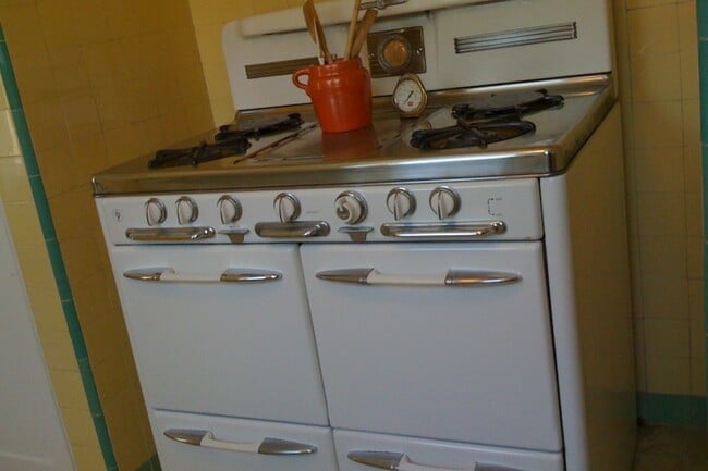 Close-up of Classic O'Keefe & Merritt Oven - 9135 Gibson St