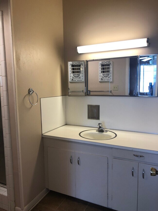 Building Photo - 716 W Georgia Ave