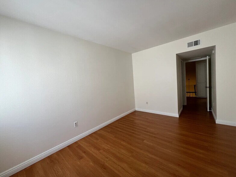 Building Photo - 598 W Huntington Dr