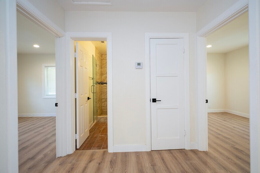 Building Photo - 7912 Vineland Ave