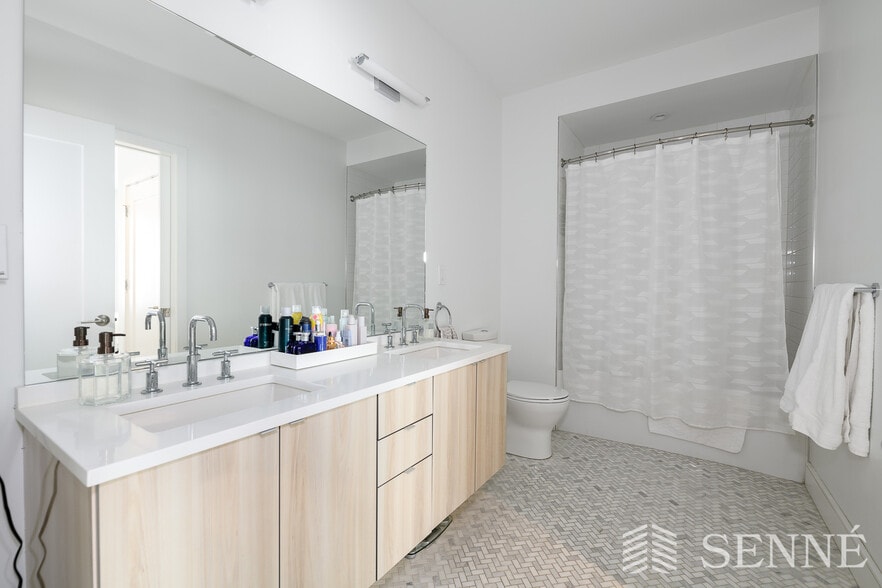 Building Photo - 2 W 6th St