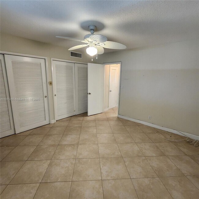 Building Photo - 2170 NE 51st Ct