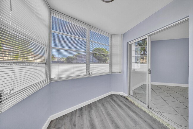 Building Photo - 1659 NE Miami Gardens Dr