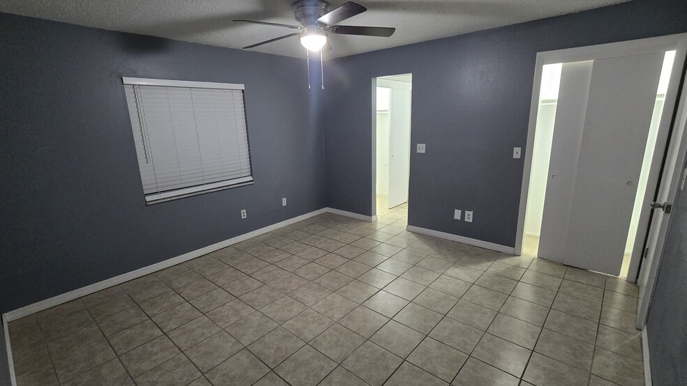 Master room - 7210 N Manhattan Ave