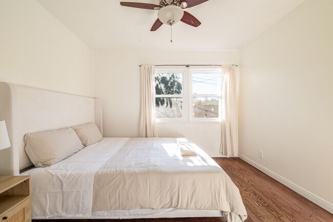 Building Photo - Charming Bungalow with King Size Bed