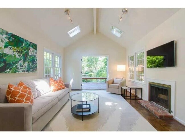 Building Photo - 1916 Greystone Rd NW