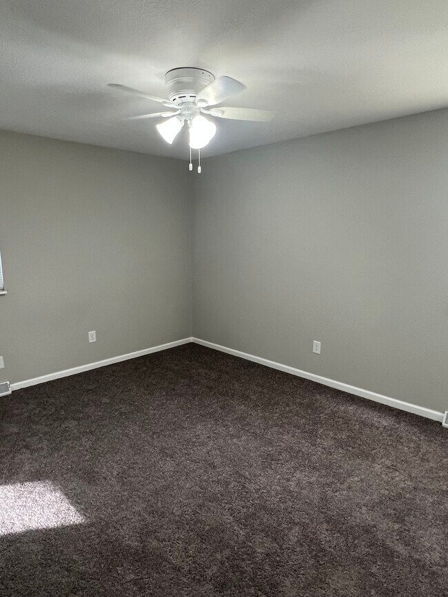 Building Photo - 1800 SE Abbey St