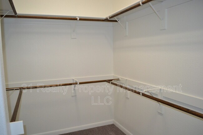 Building Photo - 5090 Royal Springs Dr
