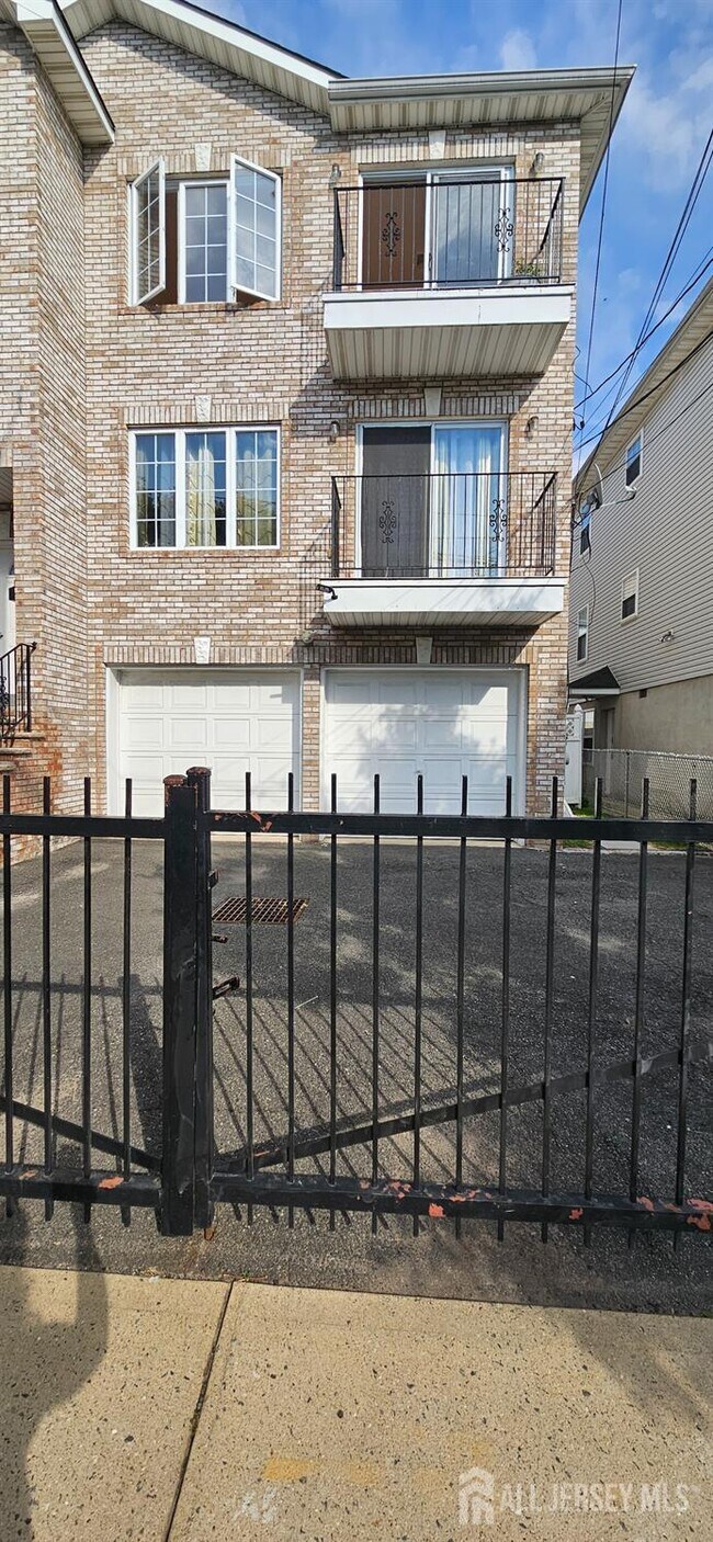 Building Photo - 655 4th St