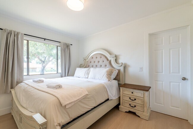 Building Photo - Relaxing 4BR Family Home Near Attractions ...