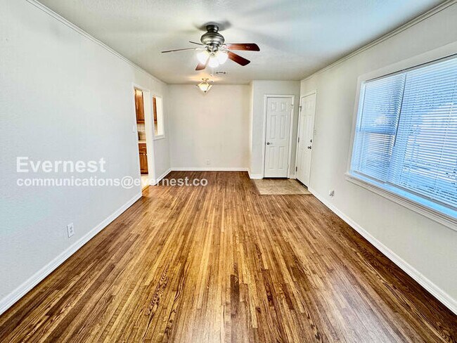 Building Photo - PROMO: Get HALF month’s rent free when you sign the lease TODAY! / 3 Bed, 1 Bath Home with Fenced...