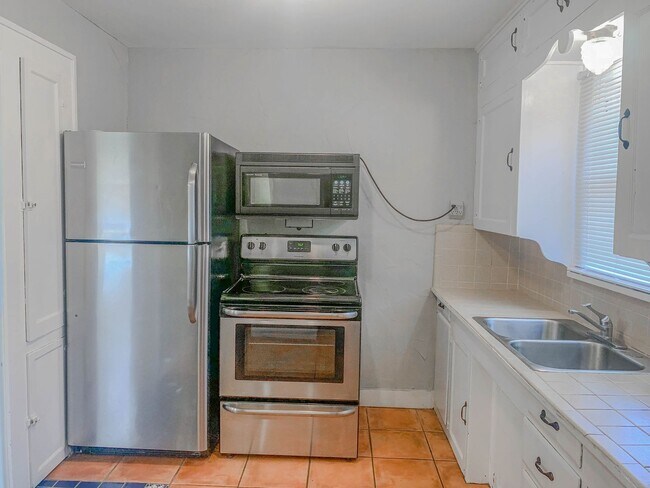 Building Photo - Pre-Leasing - 2 bed 1 bath