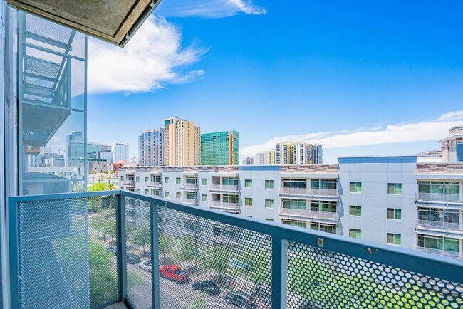 Building Photo - 333 E Roosevelt St