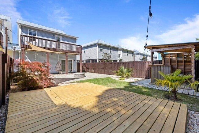 Building Photo - Beautiful Townhome with BEACH Convenience!