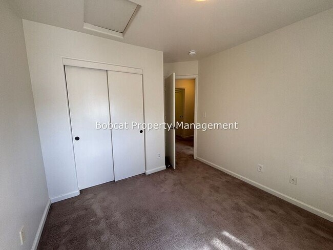 Building Photo - 217 Meadowood Ct