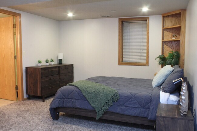 Building Photo - 202 NW Sharmin Dr