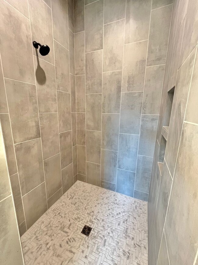 Building Photo - Stunning 5 Bed/2.5 Bath Townhome!
