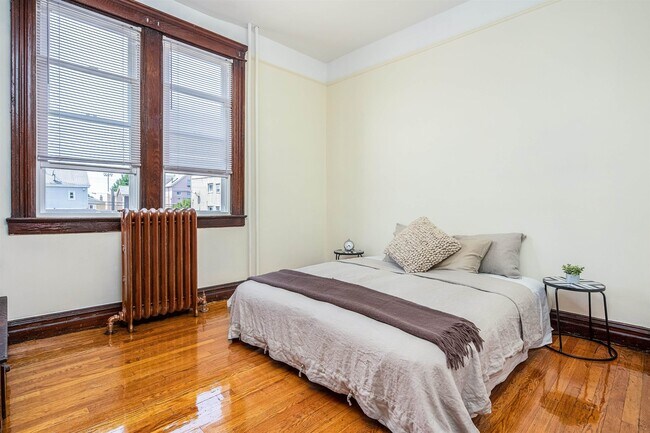 Building Photo - 6415 Bergenwood Ave