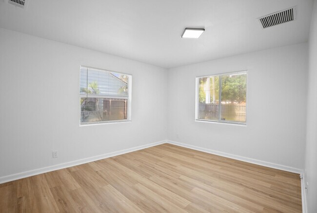 Building Photo - 401 42nd St