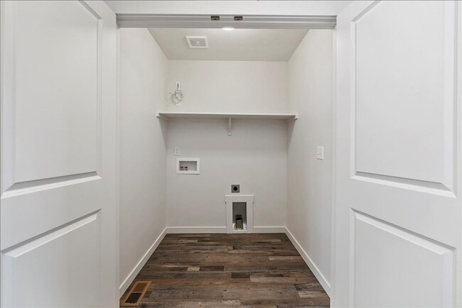 Building Photo - 3 Bedroom, 2 Bath Home w/2 Car Garage in D...