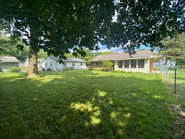 Building Photo - Brick Ranch in Forest Hills