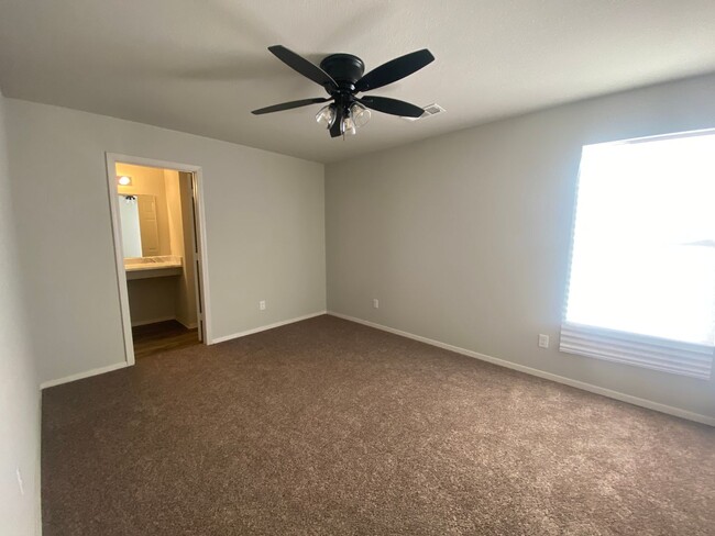 Building Photo - SUPER CLEAN 3bedroom/2bathroom home in Bro...