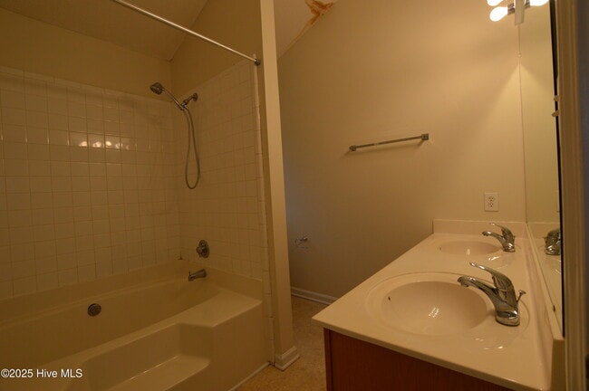 Building Photo - 805 Huff Dr
