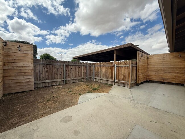 Building Photo - Beautifully updated condo!