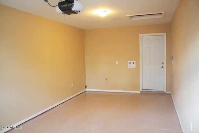 Building Photo - 8636 E Dianna Dr