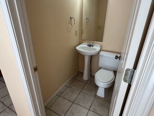 Building Photo - 4 Bedroom Home in SE Springfield!