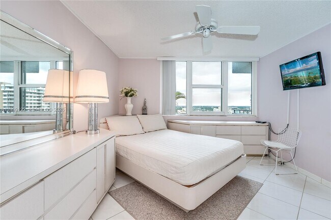 Building Photo - 2030 S Ocean Dr