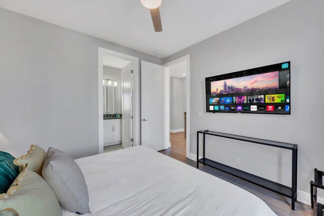 Building Photo - 516 27th Ave N