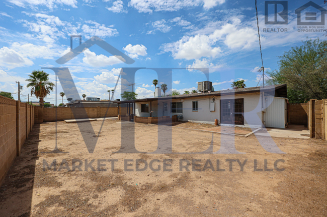 Building Photo - 3bed/1.5bath House at 35th Ave. & Cactus! ...