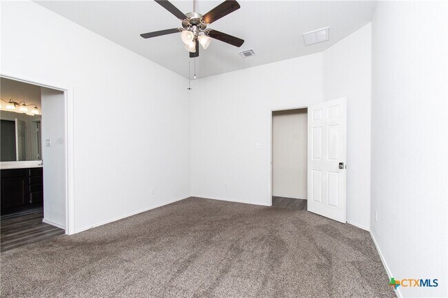 Building Photo - 303 Danielle Dr