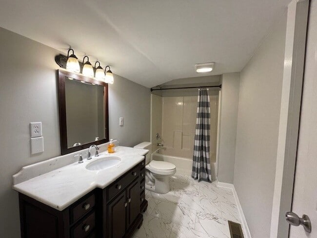 Building Photo - CHARMING UPDATED 1940'S COTTAGE IN HISTORI...