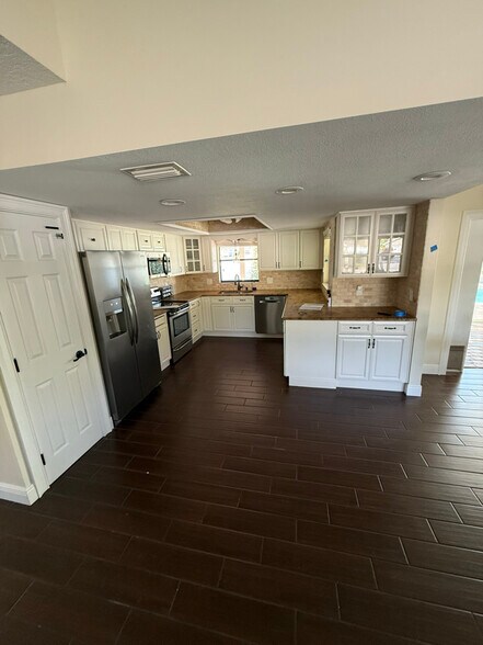 Building Photo - 9429 Laura Anne Dr