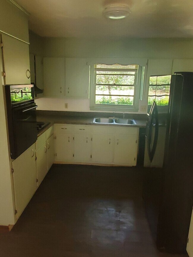 Building Photo - Cozy Three Bedroom Home!